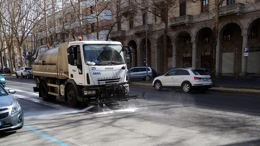Disinfettare le strade. Serve?